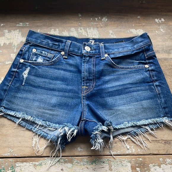 7 FOR ALL MANKIND WOMENS DARK DENIM JEAN SHORTS SIZE 25 LIKE NEW - Picture 4 of 11
